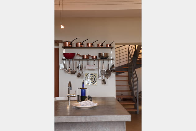 Cuisine avec casseroles en cuivre