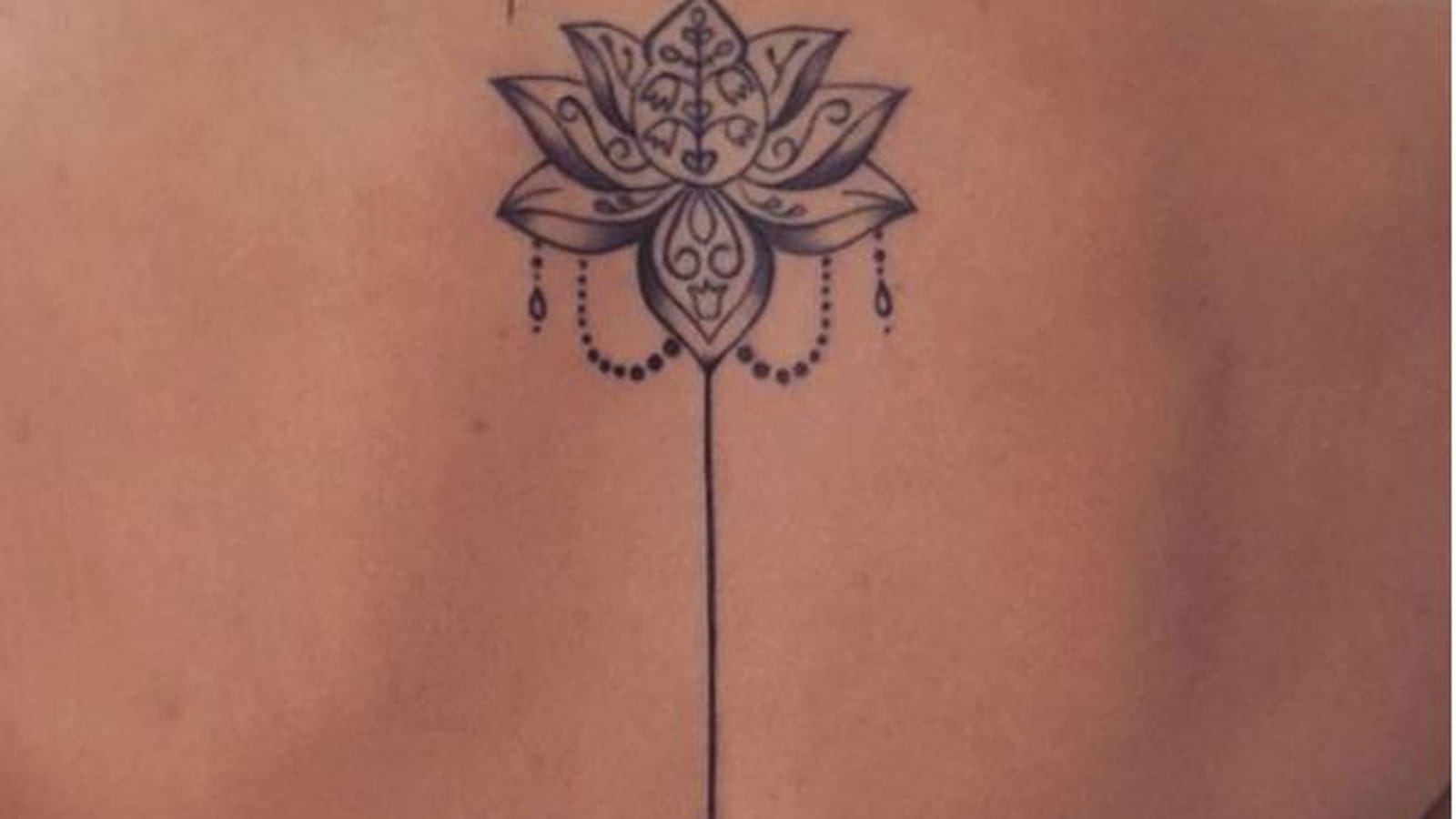 Tatouage mandala le long de la colonne vertébrale