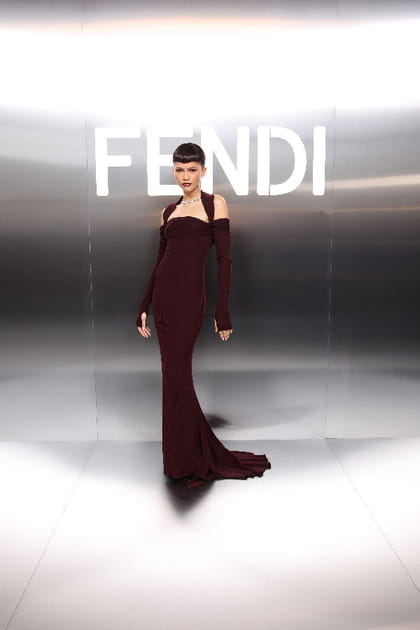 Zendaya en longue robe bordeaux&nbsp;au d&eacute;fil&eacute; Fendi haute couture printemps-&eacute;t&eacute; 2024