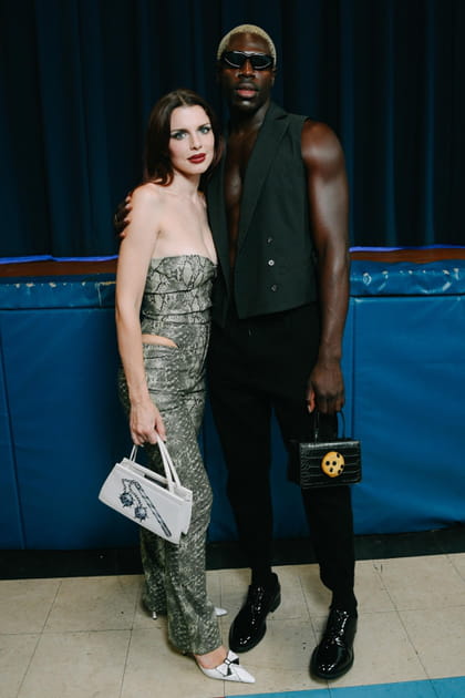 Julia Fox en ensemble haut et pantalon imprim&eacute; serpent et Moses Sumney en ensemble veston et pantalon noir au d&eacute;fil&eacute; Puppets and Puppets printemps-&eacute;t&eacute; 2024