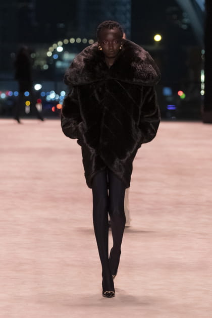 Look 37&nbsp;du d&eacute;fil&eacute; Saint Laurent