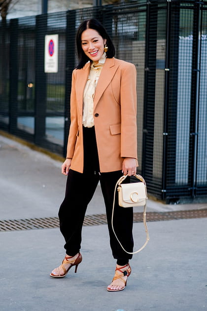 Tiffany Hsu en veste de costume orang&eacute;