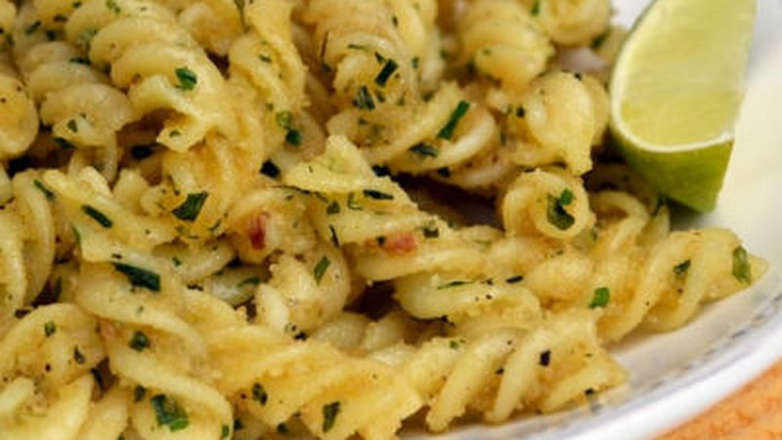 Pâtes Spirelli à la chapelure à l'ail, fines herbes et citron vert