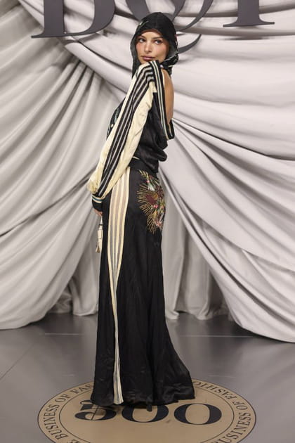 Emily Ratajkowski en robe noir et blanc à capuche