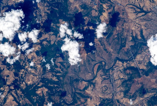 Sophie Adenot partage une image saisissante du viaduc de Millau au coeur de la vallée du Tarn