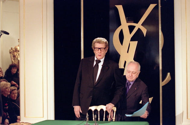 Des adieux main dans la main