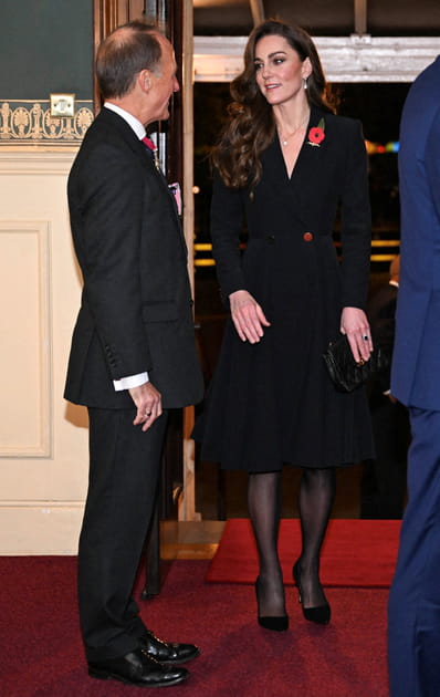 Kate Middleton en robe blazer noir