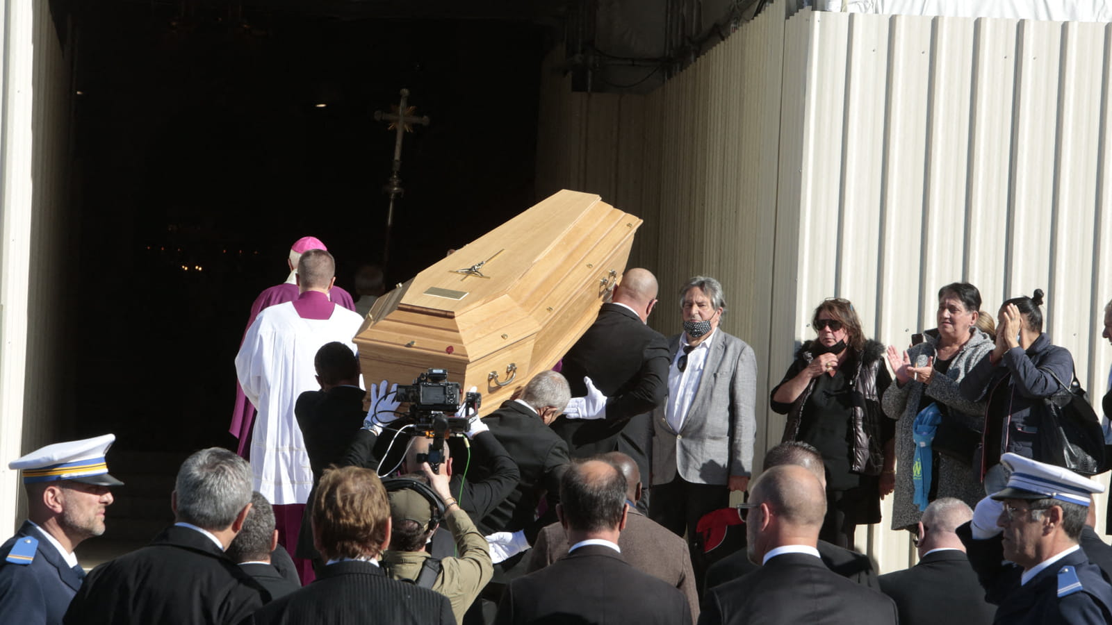 Le cercueil transporté dans l'église