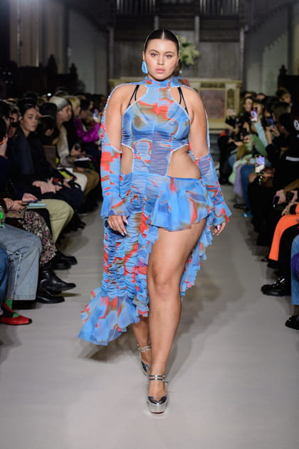 Robe &agrave; d&eacute;coupes imprim&eacute;e bleu et orange aper&ccedil;ue sur le d&eacute;fil&eacute; Ester Manas