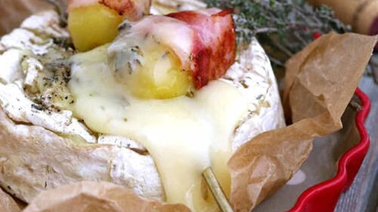 Camembert rôti au four, pommes de terre lardées
