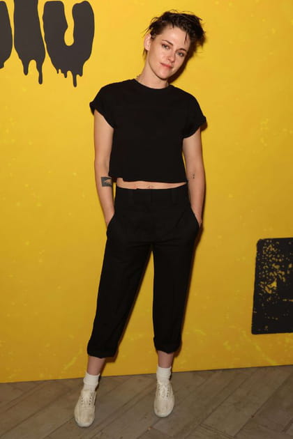 Kristen Stewart en ensemble noir et tennis blanches