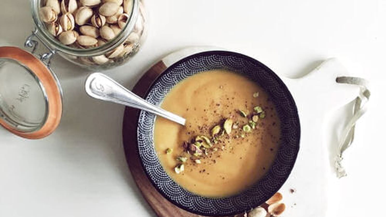 Soupe de patate douce au lait de coco et pistaches