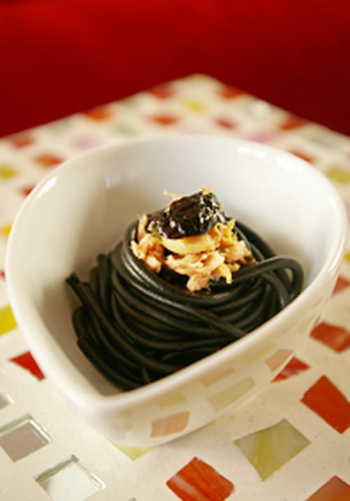 Spaghettis à l’encre de sèche olives et thon