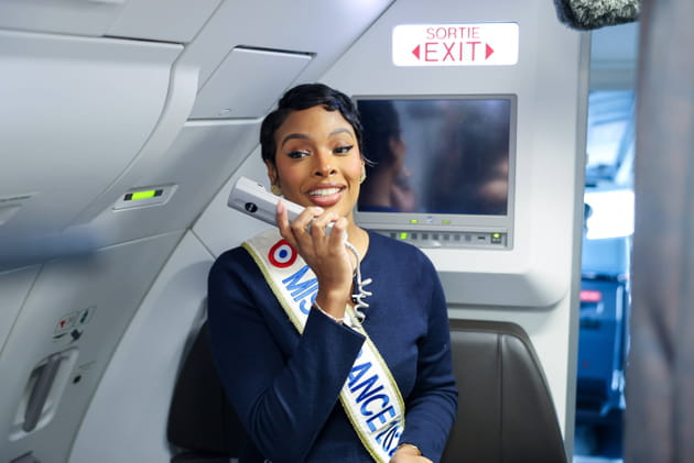 Ang&eacute;lique Angarni-Filopon reprend son m&eacute;tier d'h&ocirc;tesse de l'air le temps du trajet en Martinique