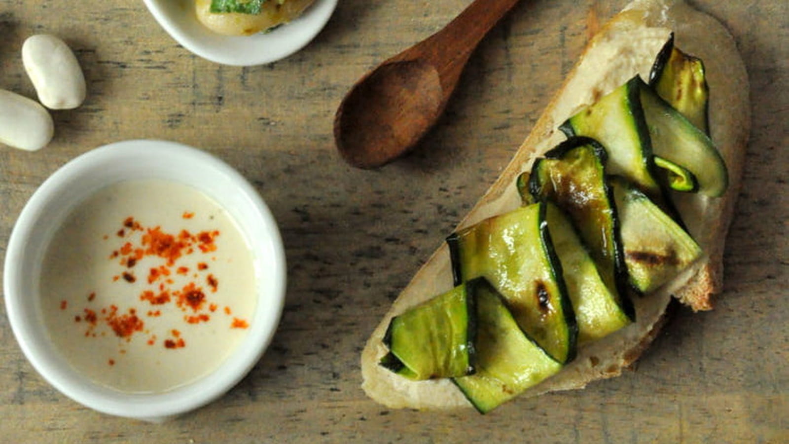 Trio de Tapas aux Haricots Tarbais : Tartine de houmous, Velouté au piment d’Espelette, et Verrine au pesto