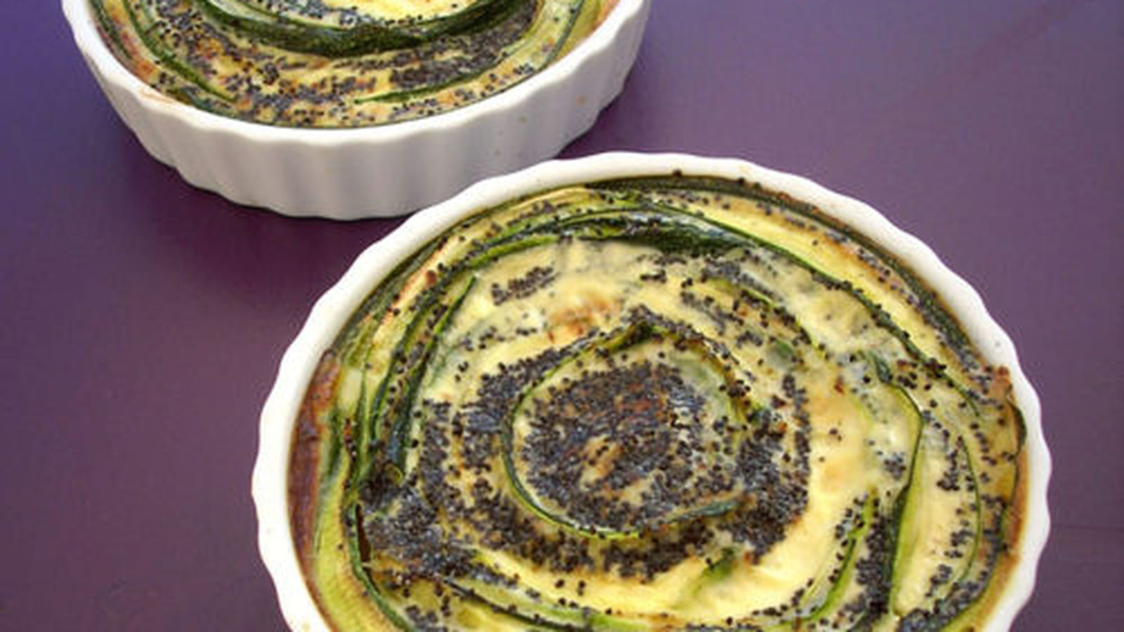 Petits flans de courgette, pecorino, Espelette et pavot