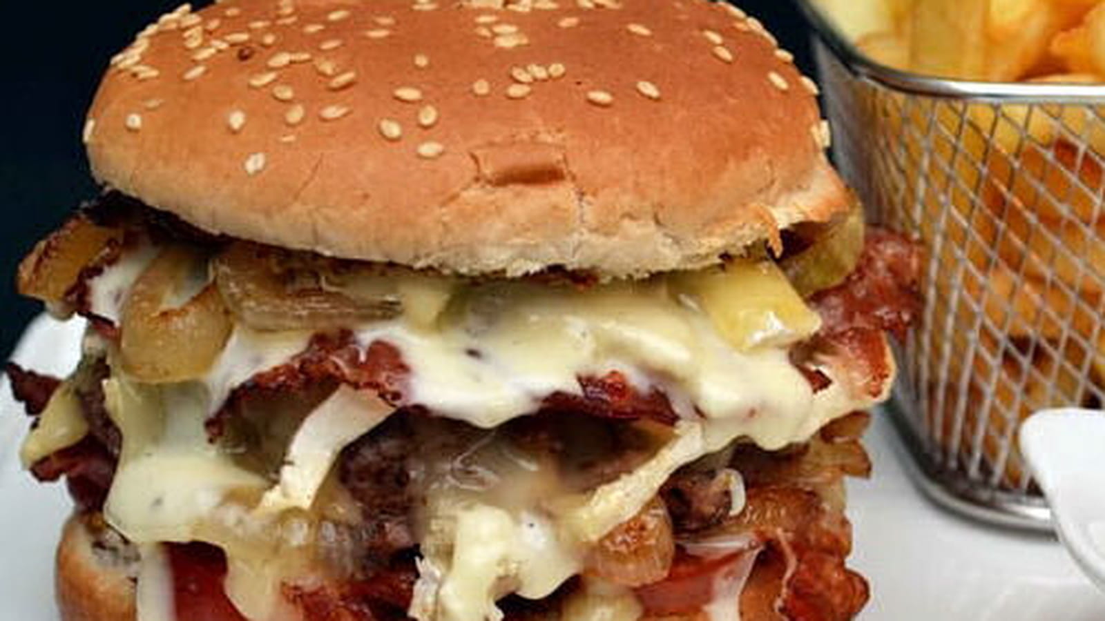 Burger au camembert, oignons et lard grillé