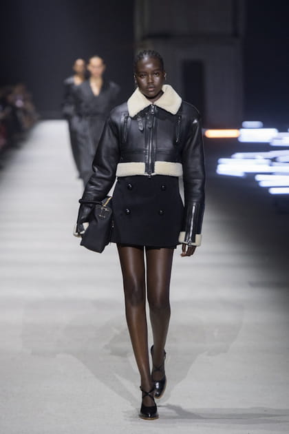 Veste en cuir noir et minijupe noires aper&ccedil;ues sur le d&eacute;fil&eacute; Tod's