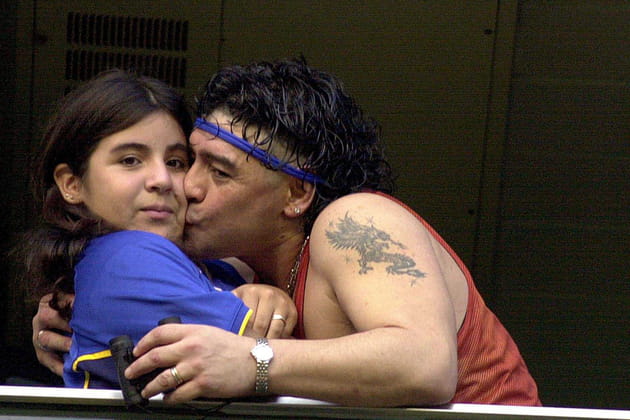 Diego Maradona avec l'une de ses filles en 2001