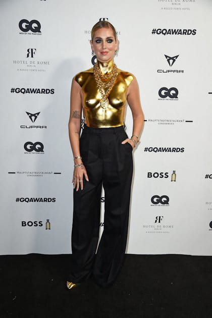 Chiara Ferragni en bustier dor&eacute; Schiaparelli