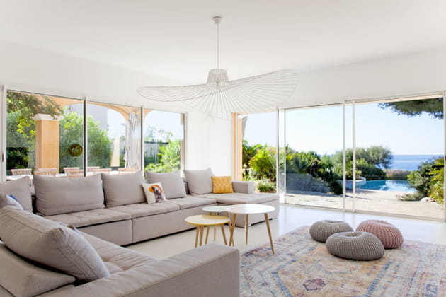 Un salon avec vue mer