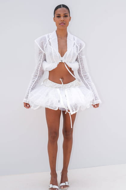 Tina Kunakey en minijupe blanche et crop top