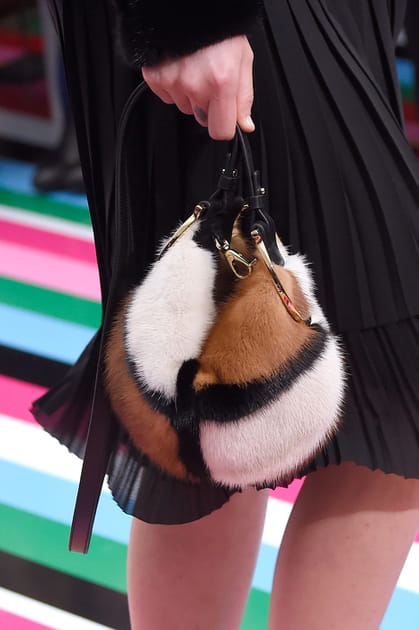 La bourse fourrure du d&eacute;fil&eacute; Salvatore Ferragamo