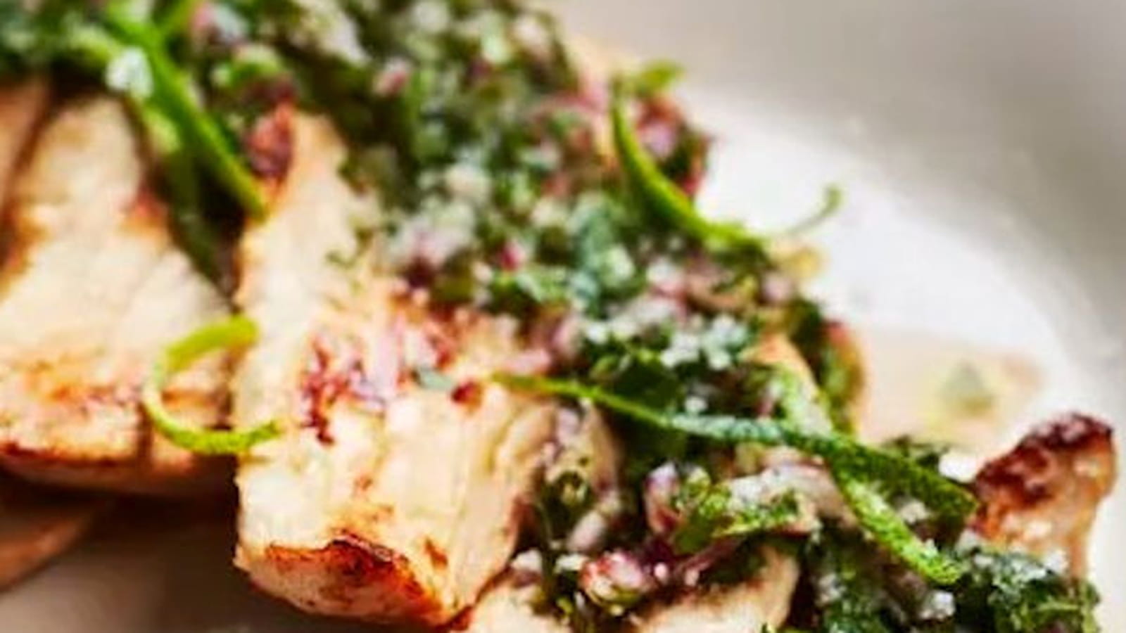 Aiguillettes de veau poêlées et leur sauce chimichurri au citron vert