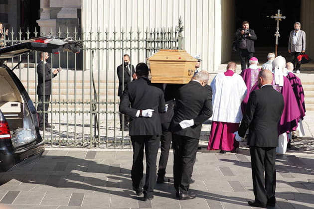 Le cercueil entre dans l'&eacute;glise