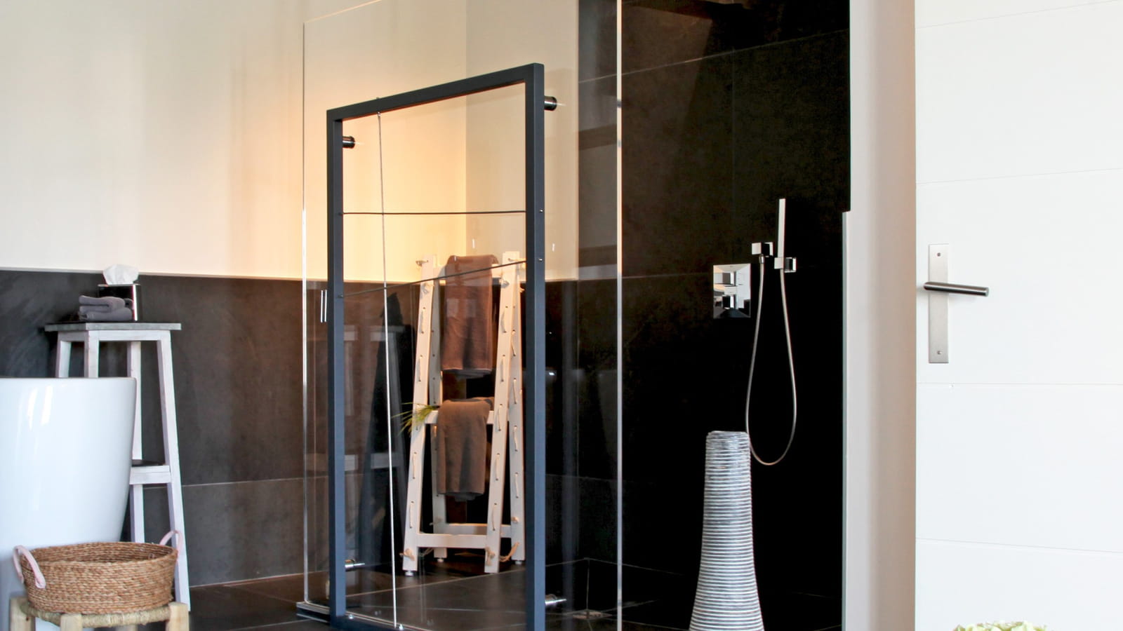 Ouverte sur la chambre