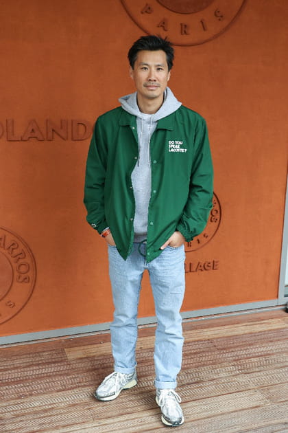 Frederic Chau en jean d&eacute;lav&eacute; et veste verte