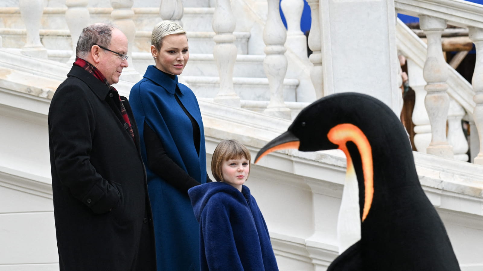 Albert, Charlene et Gabriella de Monaco admirent le décor de Noël au palais