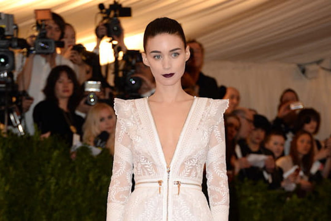 Rooney Mara en robe blanche Givenchy