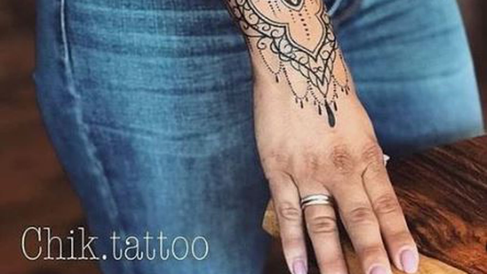 Des tatouages de toute beauté sur l'avant-bras