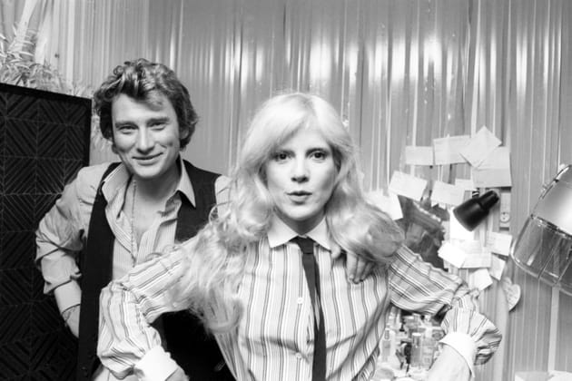 Johnny Hallyday pose avec Sheila dans sa loge, au Palais des Congres en 1977