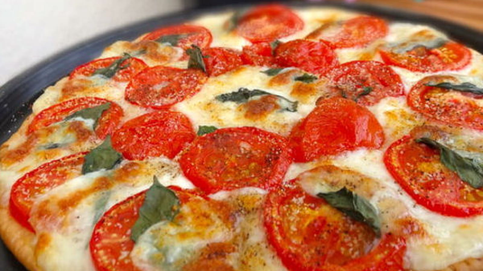 Tarte fine tomates mozzarella et basilic