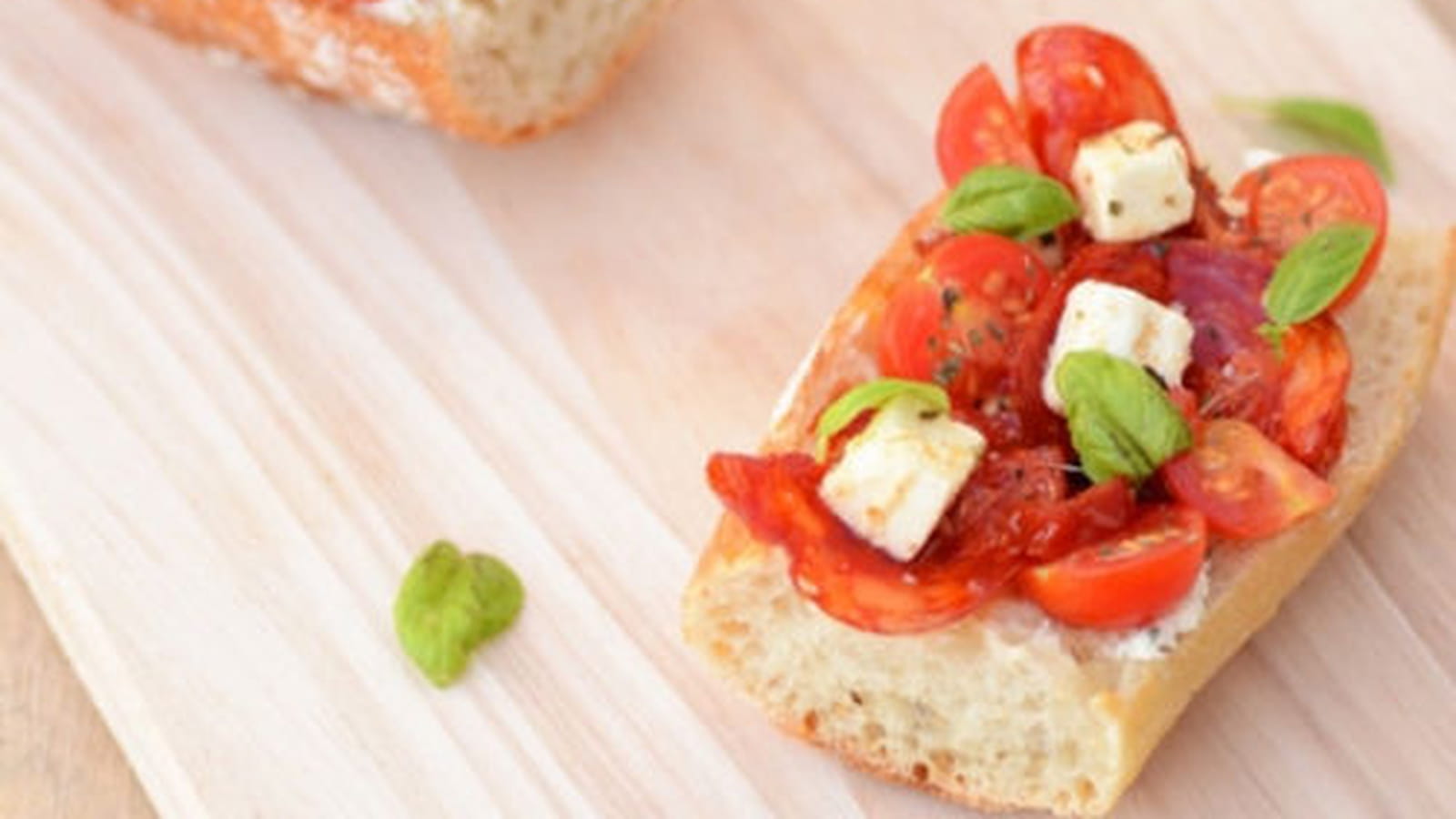 Tartines estivales aux tomates, chorizo, feta, tomates confites et basilic