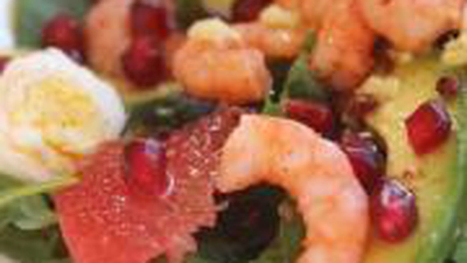 Salade d'avocats, pamplemousse rose, grenade et crevettes