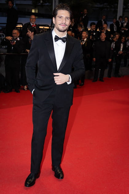 Fran&ccedil;ois Civil en smoking noir et n&oelig;ud papillon