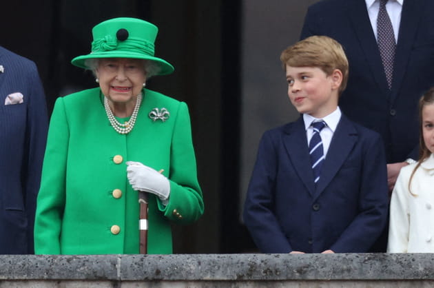 Elizabeth II tout sourire avec le prince George