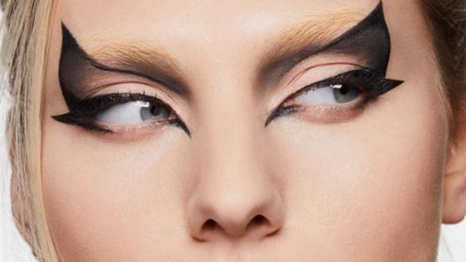 Maquillage gothique avec eyeliner piquant