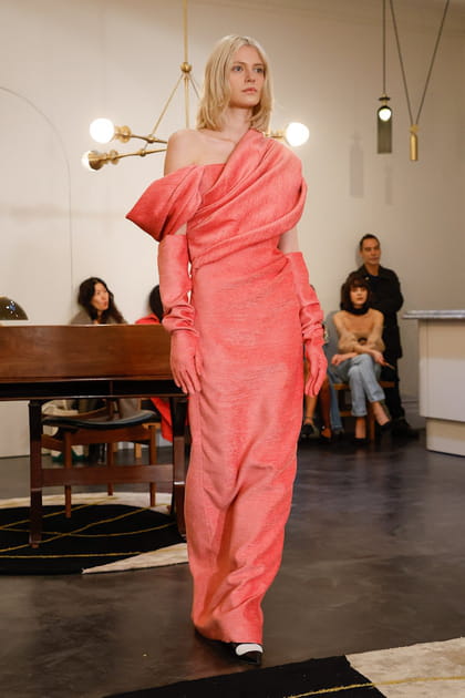 Robe drap&eacute;e et gants corail aper&ccedil;us sur le d&eacute;fil&eacute; Hellessy