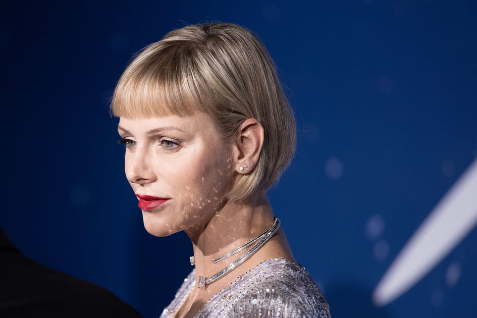 Le carr&eacute; court avec frange droite de Charlene de Monaco