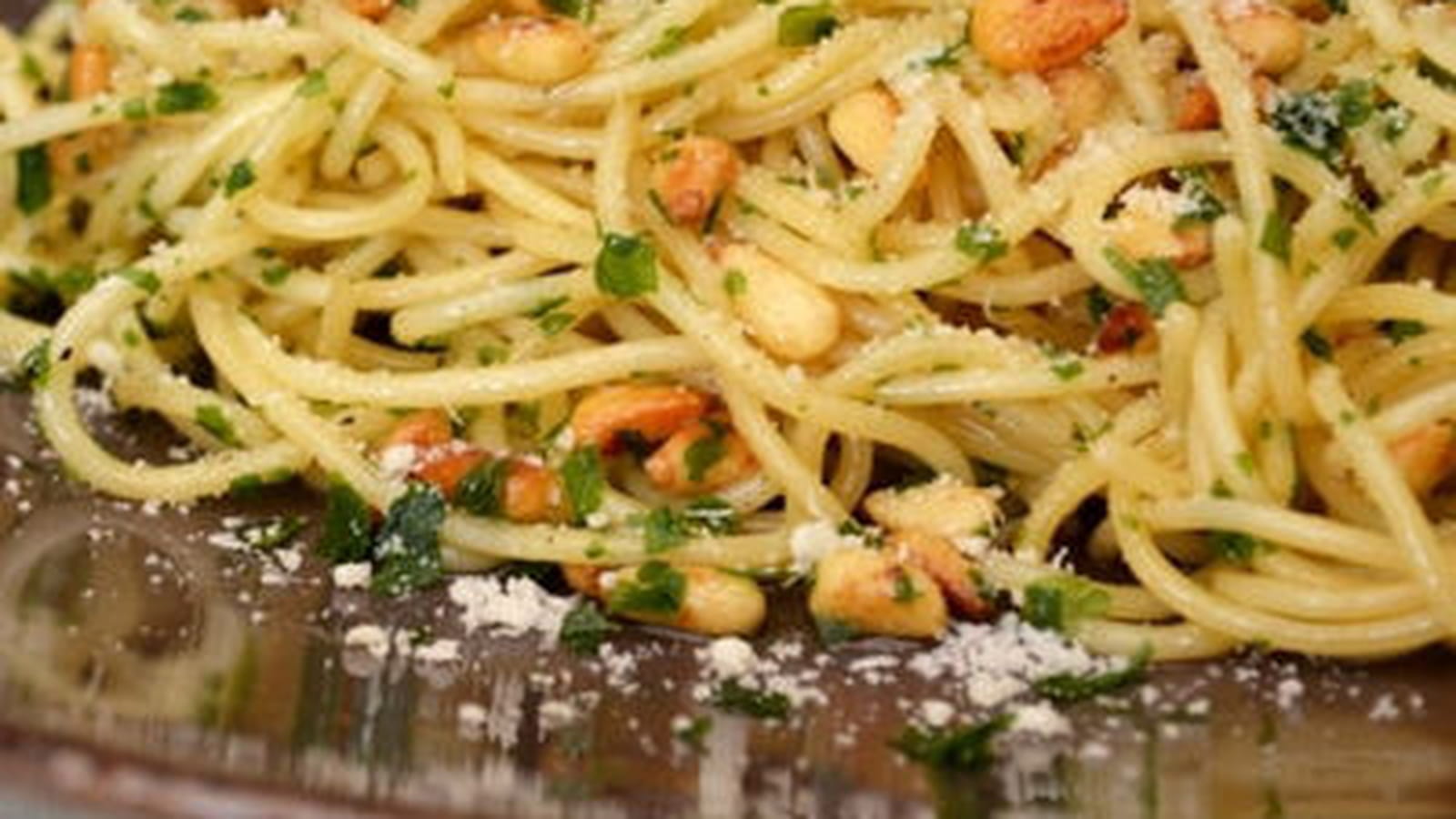 Spaghetti au beurre et pignons de pin