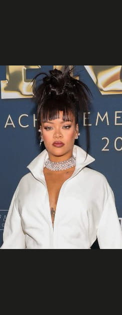 Rihanna porte la coiffure palmier comme personne