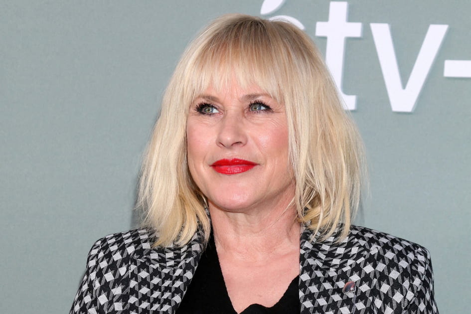 Le carr&eacute; mi-long blond &agrave; frange de Patricia Arquette