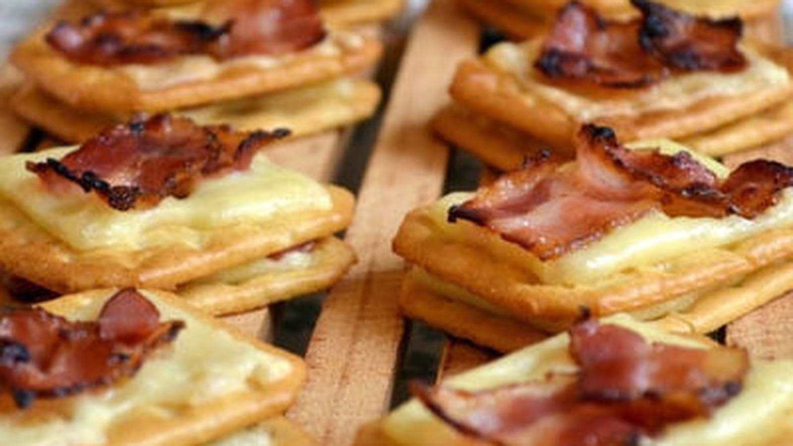 Tuc à l'Emmental et au lard fumé