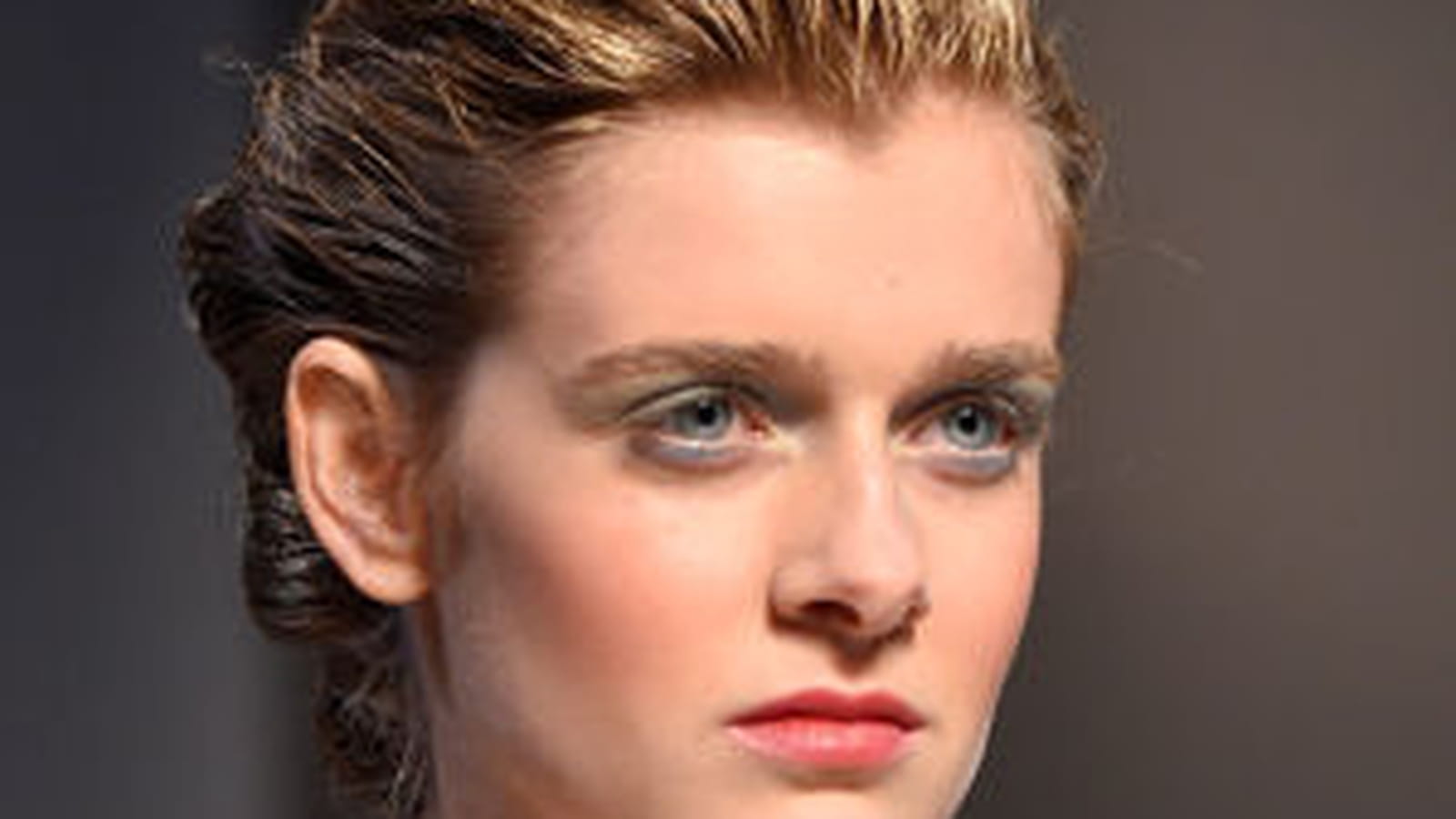 Le look chignon royal du défilé Schiaparelli