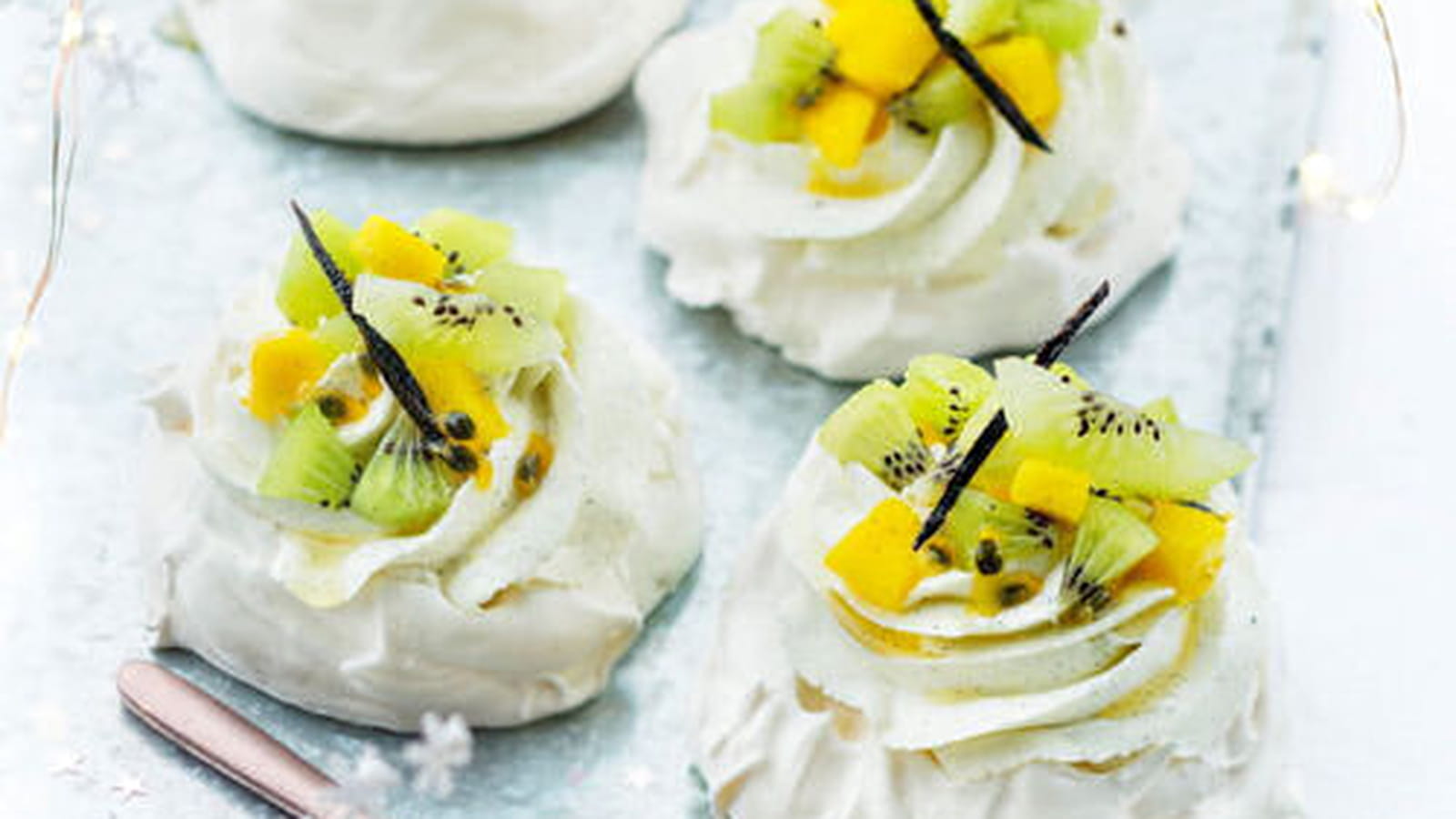 Pavlova, crème, duo mangue – kiwi Oscar