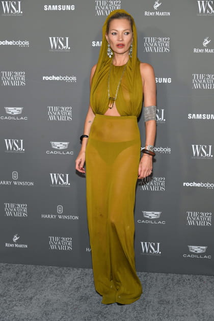 Kate Moss en robe &agrave; capuche